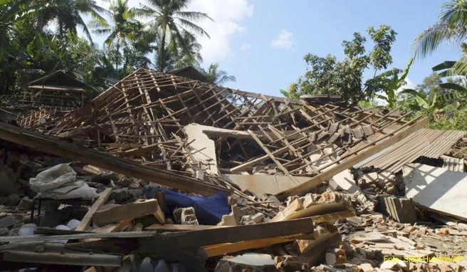 Vom Erdbeben beschädigte Häuser im Norden der Insel Lombok Vom Erdbeben beschädigte Häuser im Norden der Insel Lombok