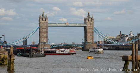 Großbritannien  Londons Tower Bridge für Autos gesperrt