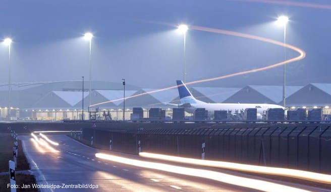 Flughafenbetreiber und Fluggesellschaften wollen bis 2050 klimaneutral werden - mit Einsparungen durch technologische Verbesserungen bei Flugzeugen und umweltfreundlichere Treibstoffe. Für Umweltschützer ist das ein Mogelpackung