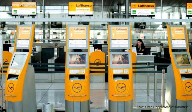 Leere Check-In-Schalter und Check-In-Automaten der Lufthansa