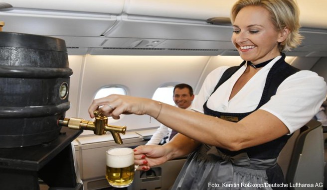 Zum Oktoberfest  Lufthansa-Crew fliegt in Tracht und zapft Bier