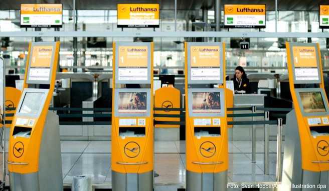 Leere Check-In-Schalter und Check-In-Automaten der Lufthansa