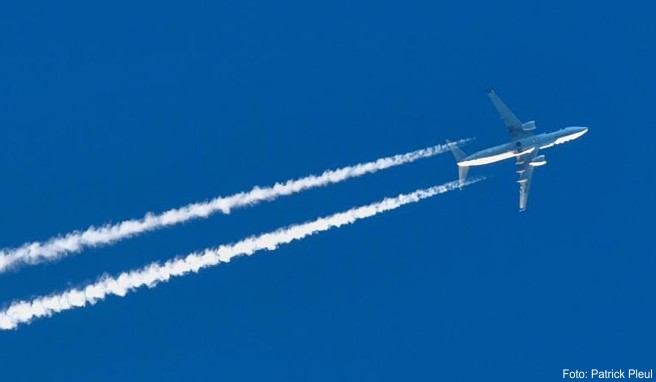 Luftlöcher bringen das Flugzeug zwar nicht zum Absturz. Doch durch starke Turbulenzen kann es schon mal zu Verletzungen kommen. Passagiere bleiben daher besser angeschnallt