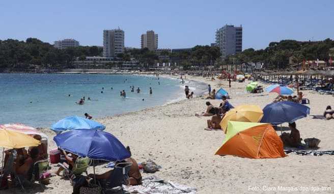 Eines der beliebtesten Urlaubsziele der Deutschen: Auf Mallorca wird eine Maskenpflicht erwartet - am Strand soll es aber Ausnahmen davon geben