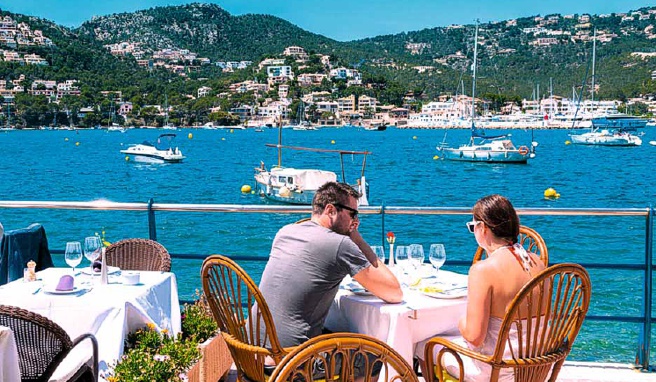 Lunch mit Blick auf die Villenhügel des schicken Port Andratx