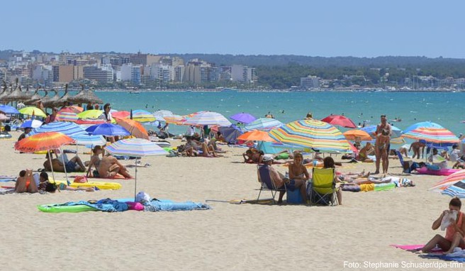 Playa de Palma auf Mallorca: Die Lieblingsinsel der Deutschen leidet im Hochsommer an Overtourism - volle Strände, Lärm und Müll sowie steigende Mieten für die Einheimischen sind die Folge