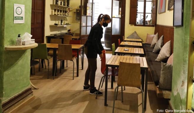 Mallorca-Urlaub Restaurant-Gäste speisen wieder im Innenbereich