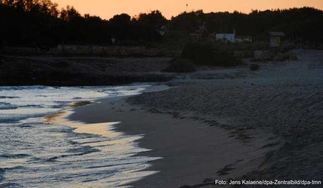 Per Polizeihubschrauber  Wie Urlauber auf Mallorca vom Strand vertrieben werden