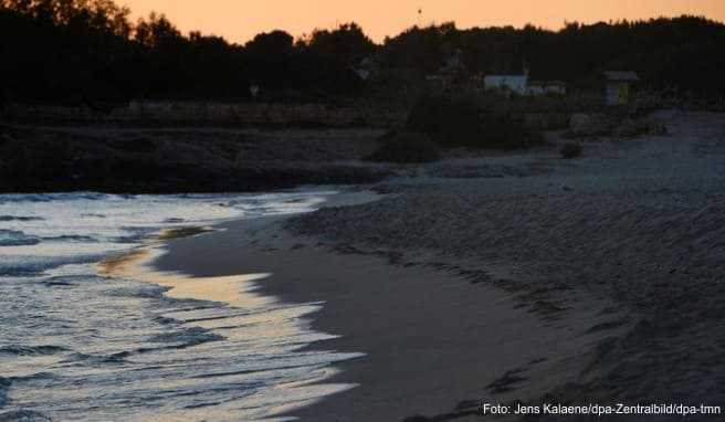 Per Polizeihubschrauber Wie Urlauber auf Mallorca vom Strand vertrieben werden