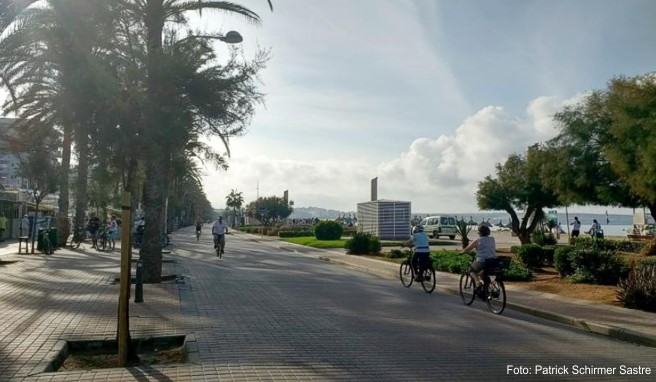 Die Strandpromenade an der Playa de Palma bietet einen gewohnten Anblick. Im Gegensatz zum Nordosten von Mallorca gab es hier nur wenig Regen