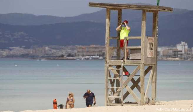 Ein Rettungsschwimmer beobachtet den Strand von Arenal