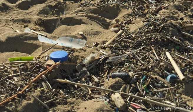 An einem Strand nahe Palma liegt ein Abfallhaufen