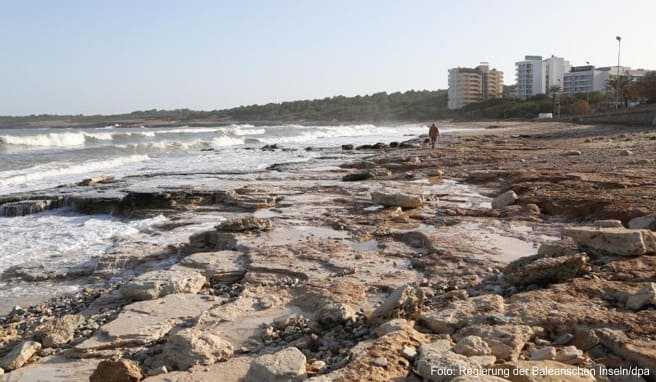 Blick auf den Strand von Cala Millor, der nach dem Unwetter einen Großteil seines Sandes verloren hat
