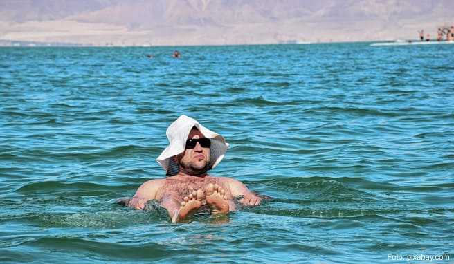 Viele Urlauber kommen zum Toten Meer, um sich im stark salzhaltigen Wasser treiben zu lassen.