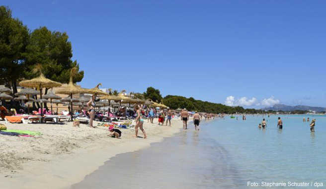 Badevergnügen an der Playa de Muro auf Mallorca: Die Baleareninsel wird im Sommer von Urlaubern nahezu überrannt