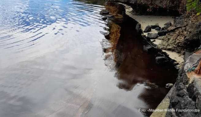 Öl, das aus dem Frachter Wakashio, der bereits am 25. Juli auf Grund lief, schwimmt auf der Wasseroberfläche vor der Ostküste von Mauritius im Indischen Ozean