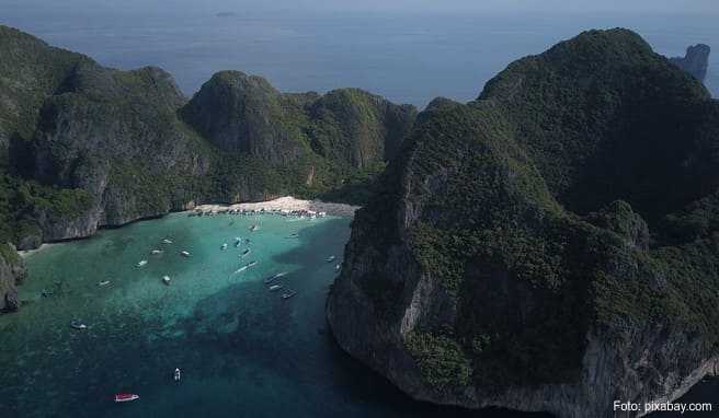 Dicht an dicht: In der Maya Bay auf Koh Phi Phi Leh drängen sich zur Hauptsaison die Boote der Besucher