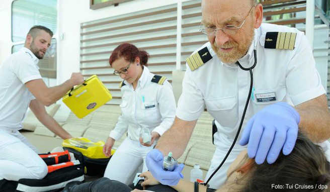 Für kleine Wehwehchen und Notfälle: Auf den meisten Kreuzfahrtschiffen arbeiten mehrere Ärzte und Krankenschwestern. Auf dem Bild behandelt Johannes Babilas (rechts) eine Patientin