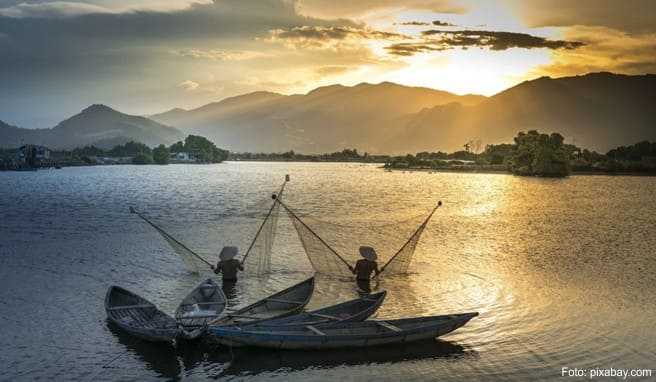 Tief im Süden von Laos, unmittelbar an der Grenze zu Kambodscha, erstreckt sich im Mekong eine einmalige Flusslandschaft – Si Phan Don