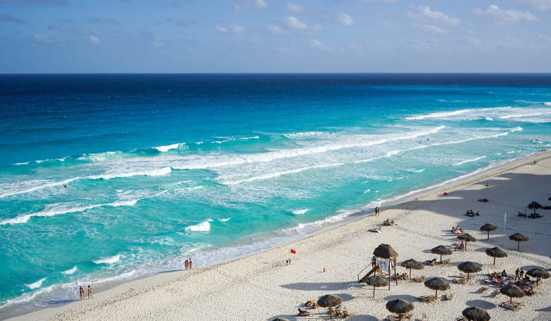 Erste Ausläufer einer riesigen Algenwolke sind Medienberichten zufolge bereits an Stränden der mexikanischen Halbinsel Yucatán angespült worden.