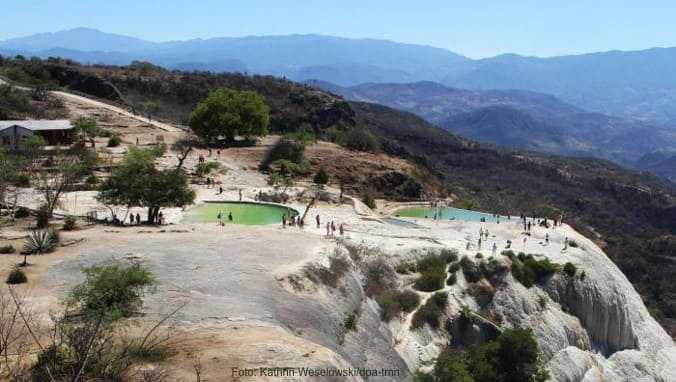 Die Gesteinsformation Hierve el Agua sieht aus wie Wasser, das die Hänge hinabfließt - eine optische Täuschung