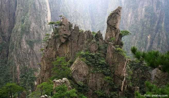 Grün bewachsene Berge erheben sich wie gigantische Kegel in den Himmel