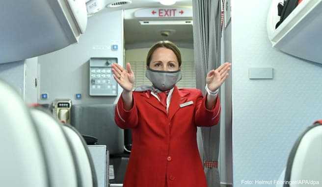 Nicht nur das Personal, auch Passagiere müssen auch im Flugzeug Masken tragen und alle Hygienemaßnahmen beachten
