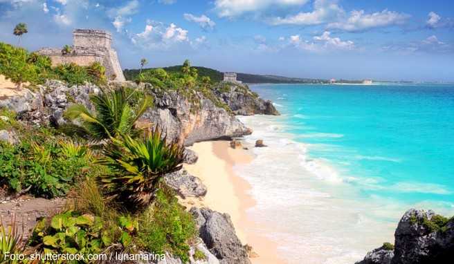 Am Strand von Tulum gingen schon die Maya baden. Im Hintergrund das Schloss, das höchste Gebäude der Stadt, die um 1200 n. Chr. besiedelt wurde