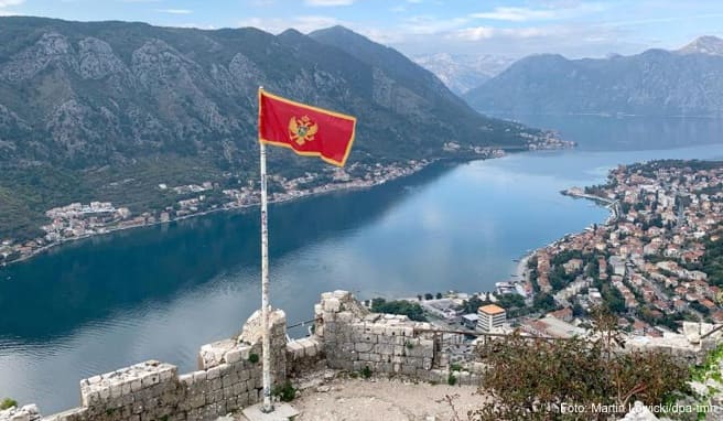 Wer in Montenegro hinauf zu Festungsruine stapft, wird mit einem tollen Fernblick auf die Bucht von Kotor belohnt
