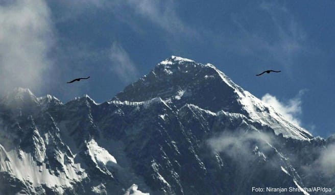 Aufstiege auf den höchsten Berg der Welt werden von nepalesischen und chinesischen Behörden überprüft - wer betrügt, wird empfindlich bestraft