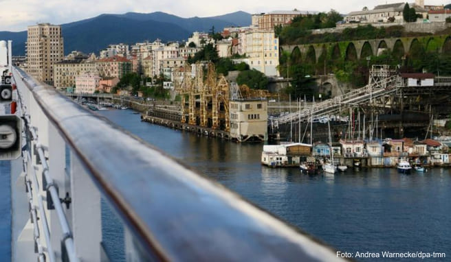 «Costa NeoRiviera» im Hafen von Savona - die Reederei Costa hat ihre Kreuzfahrten über Weihnachten und den Jahreswechsel abgesagt