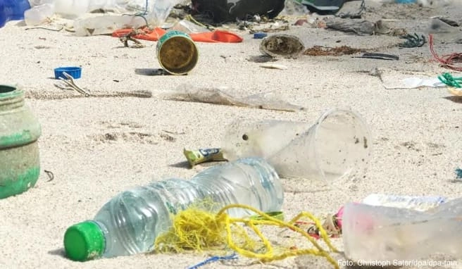 Plastikmüll am Strand von Ko Sichang in Thailand: Reisende können aktiv dazu beitragen, das Müllproblem nicht noch größer zu machen