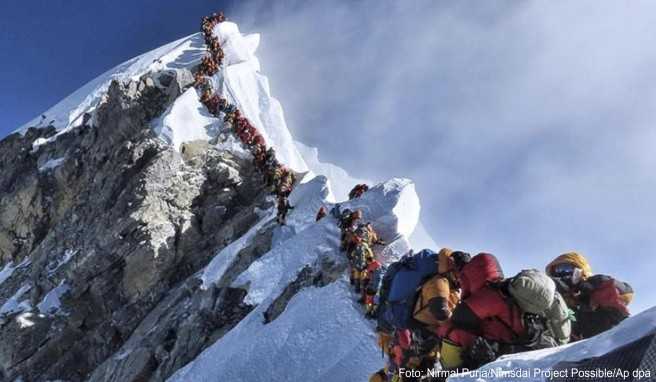 Eine lange Schlange von Bergsteigern steht am Mount Everest