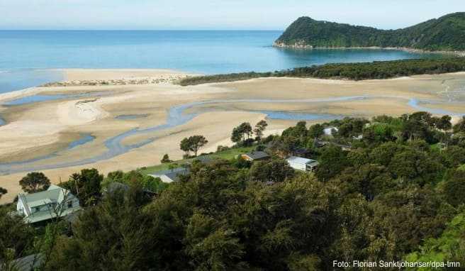 Die Lage könnte schlechter sein: An der Awaroa Bay haben sich Obstbauern Ferienhäuser an den Strand gebaut