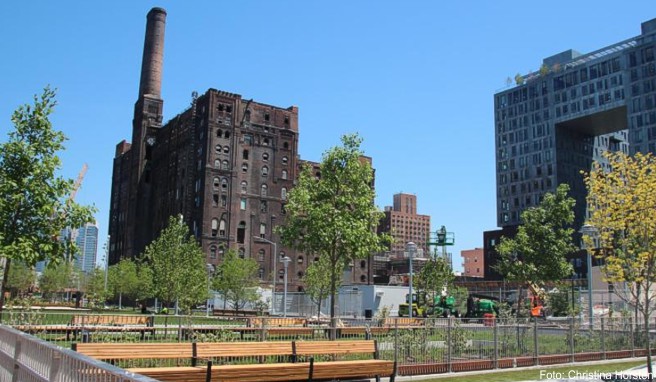 Das Gelände um die ehemalige Zuckerfabrik «Domino Sugar Factory» in Brooklyn ist in den neuen «Domino Park» umgewandelt worden