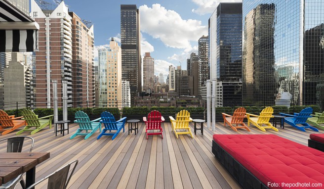 Bunte Dachterrasse mit blick auf die Wolkenkratzner im »Pod Hotel«