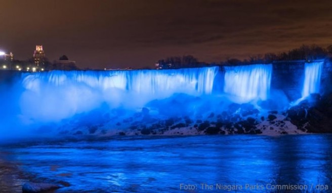 USA  Niagarafälle erstrahlen in neuem Licht