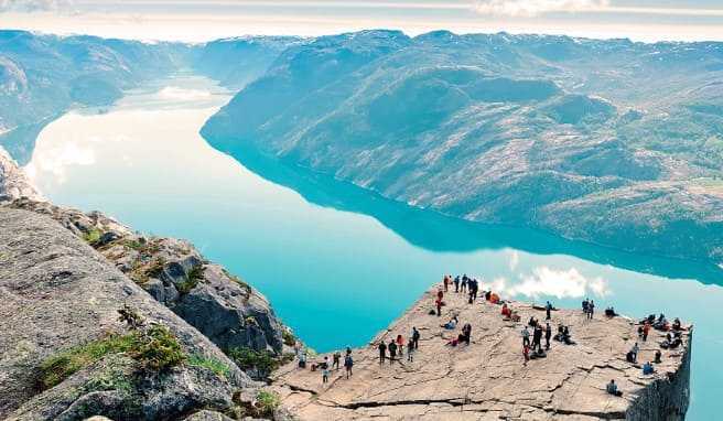 PREIKESTOLEN NORWEGEN  Gewaltige Felskanzel hoch über dem Fjord