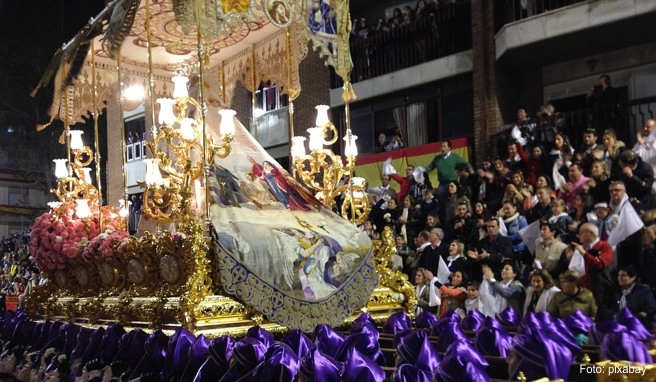 In Spanien zählen Prozessionen mit lebensgroßen Figuren zur Ostertradition