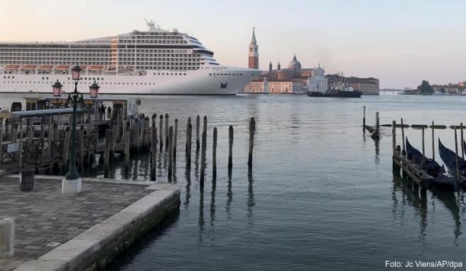 Zum ersten Mal seit der Corona-Pandemie passiert mit der MSC Orchestra ein Kreuzfahrtschiff den Giudecca-Kanal bei Venedig