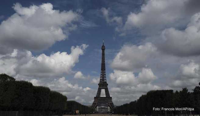 Reise nach Paris Eiffelturm-Spitze und Disneyland wieder geöffnet