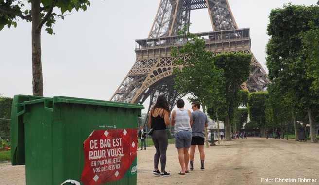 Kampf gegen Verschmutzung: Im Parc du Champs du Mars im Schatten des Eiffelturms stehen in regelmäßigen Abständen große grüne Müllcontainer