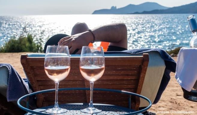 Chillen am Strand Es Codolar: Das Lifestyle-Urlaubsziel Ibiza wartet auf Gäste