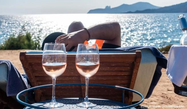 Chillen am Strand Es Codolar: Das Lifestyle-Urlaubsziel Ibiza wartet auf Gäste Chillen am Strand Es Codolar: Das Lifestyle-Urlaubsziel Ibiza wartet auf Gäste