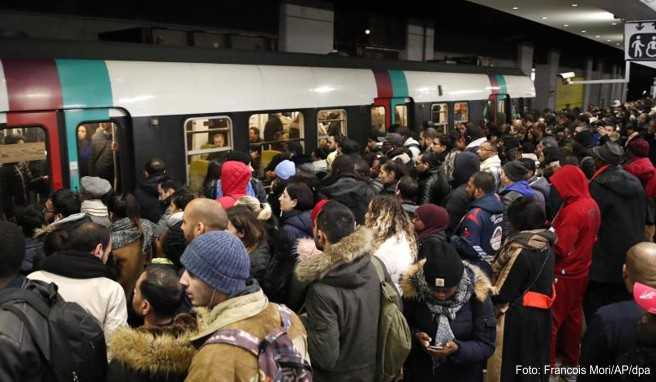 Pendler in Paris warten darauf, eine U-Bahn zu erwischen