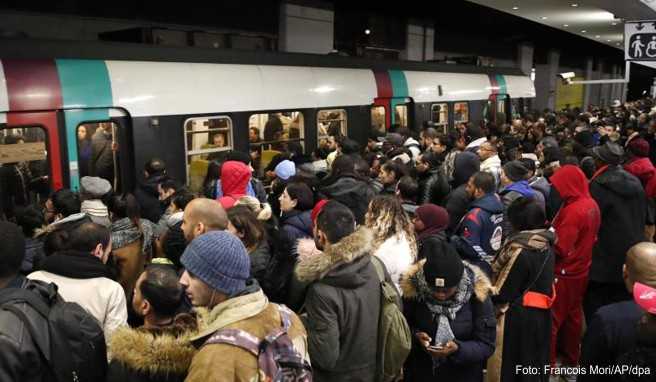 Frankreich-Reise Streiks treffen auch Paris, Eiffelturm geschlossen