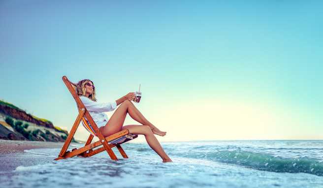 Träumende Dame am Strand