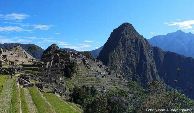 Eingebunden in ein grandioses Bergpanorma liegt Macchu Picchu mit seinen unzähligen künstlich angelegten Terrassen, auf denen einst Landwirtschaft betrieben wurde Eingebunden in ein grandioses Bergpanorma liegt Macchu Picchu mit seinen unzähligen künstlich angelegten Terrassen, auf denen einst Landwirtschaft betrieben wurde