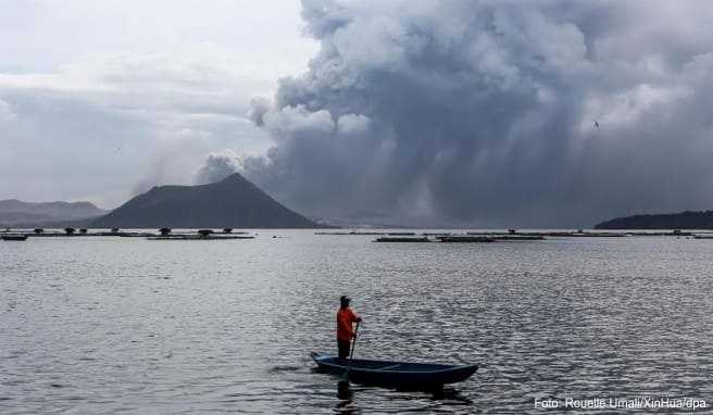 Der Vulkan Taal auf der philippinischen Hauptinsel Luzon etwa 66 Kilometer südlich von Manila spuckt Lava und Asche aus. Möglicherweise steht ein Ausbruch bevor