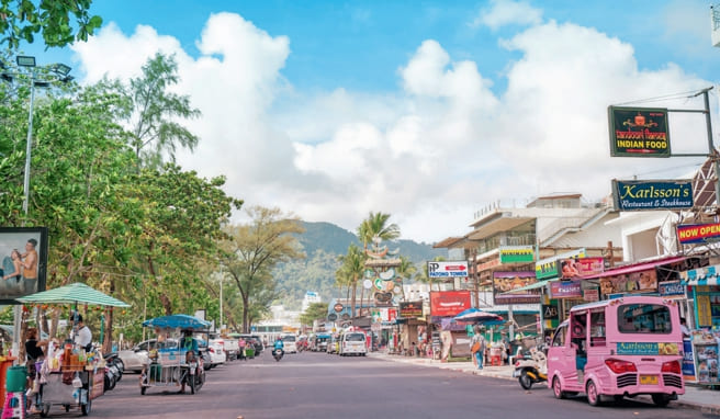 Statt dicht gedrängt nur spärlich besucht: Rotlicht-Meile Bangla Road in Patong auf Phuket